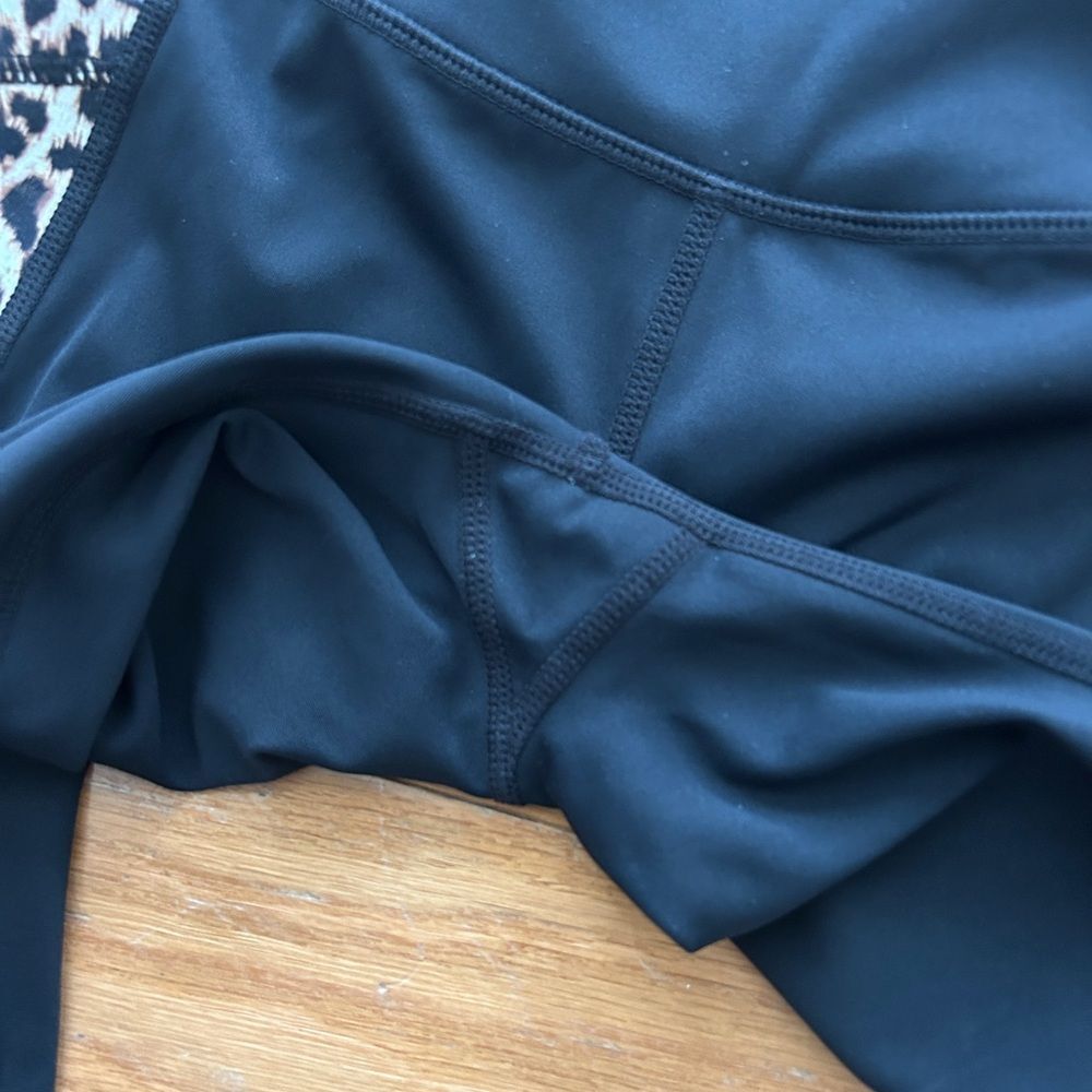 Zyia Active Brilliant Hi Rise Pocket Leopard Side Panel 20” Crop Leggings Size 4 - Picture 8 of 12